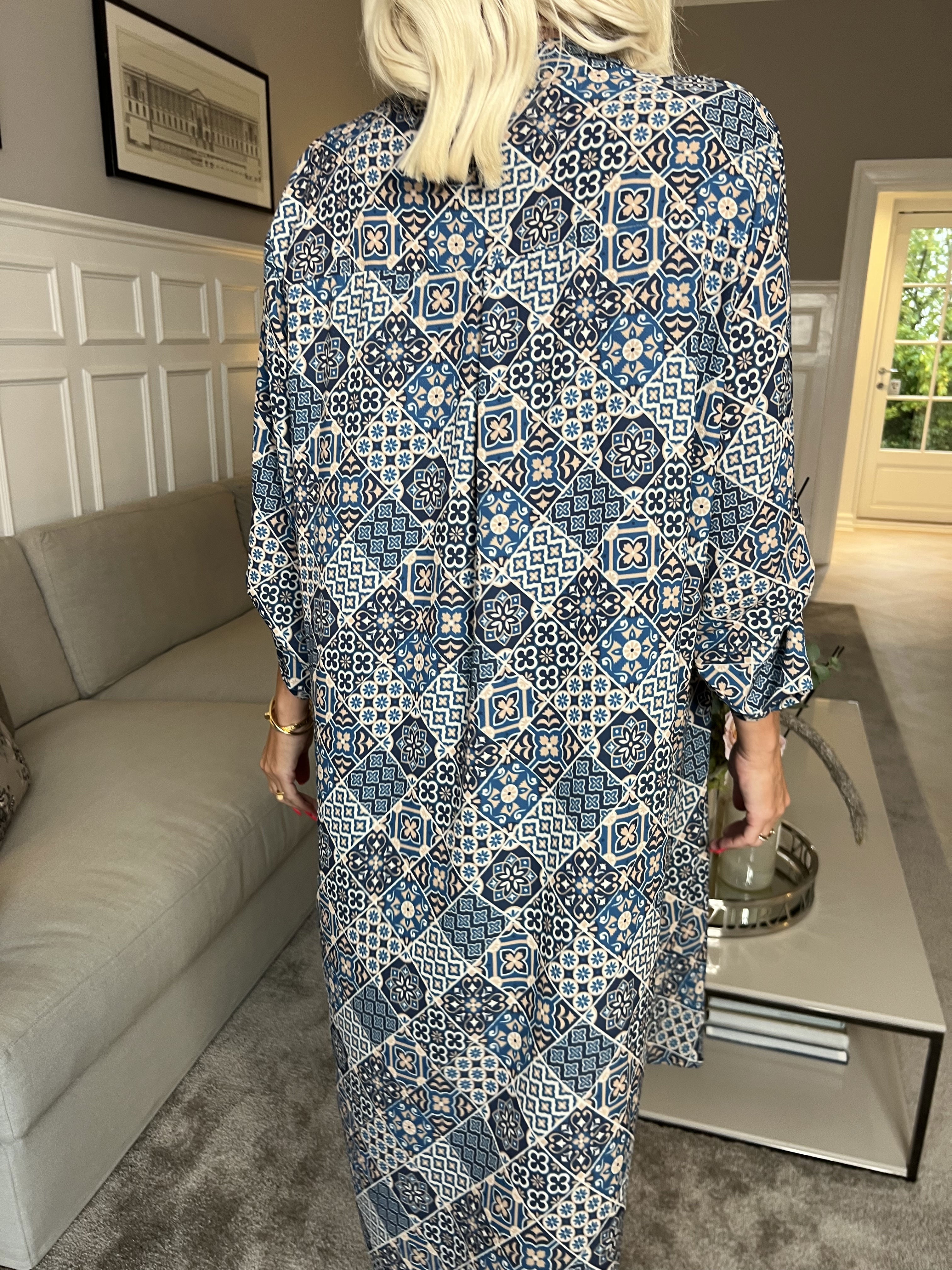 Vanesa Mosaic Long - Let og luftig mønstret kjole